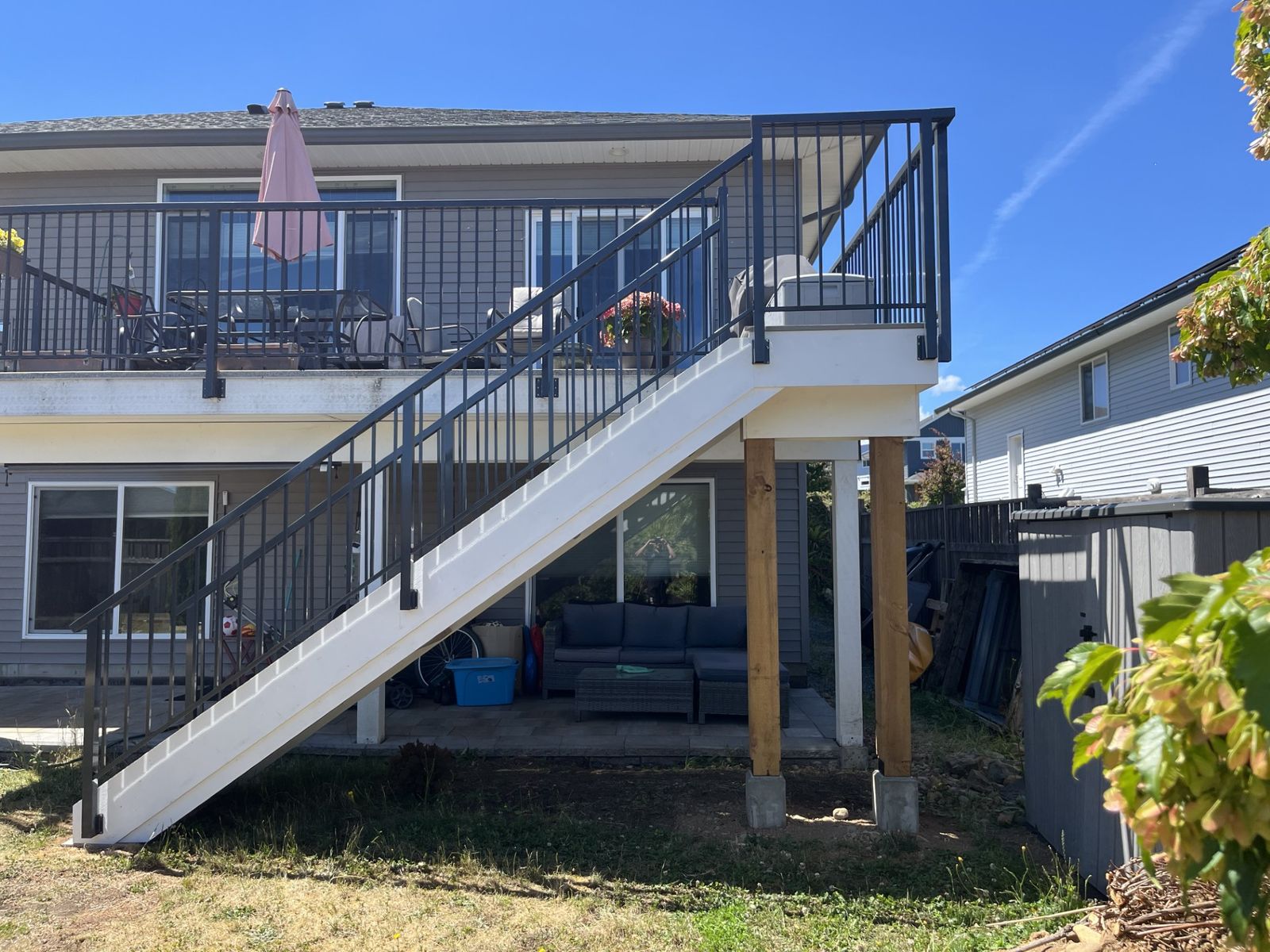 Raised deck with aluminum railing and stairs